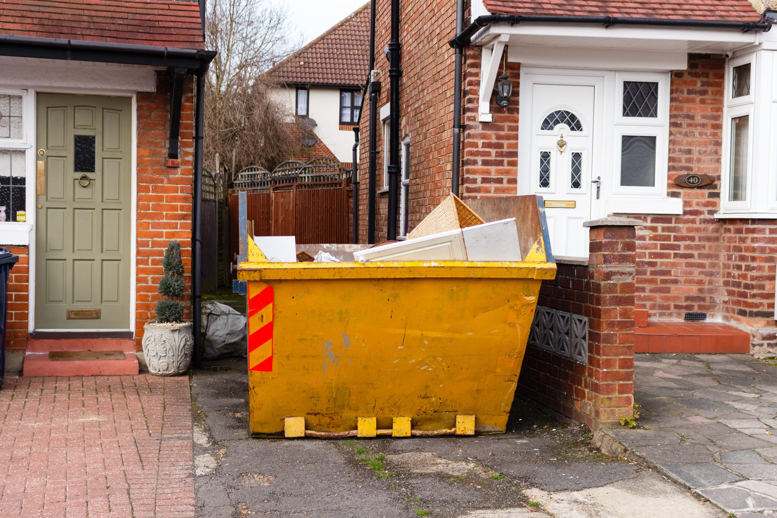 Yellow,Rubbish,Skip,,On,A,Driveway,,Next,To,House,,England. Skip Hire Westhoughton